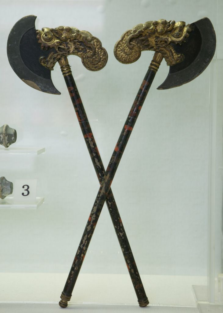 图片[1]-Black paint painted cloud bat pole carving golden dragon head axe-China Archive